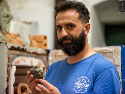 Non ci resta ora che andare a visitare i figuli. Le nostre guide scelgono di portarci da un giovane, da una donna e da un anziano. Il primo � il 39enne Francesco Laforgia, rutiglianese che ha aperto il suo �Laboratorio d�Arte� in Piazza Cesare Battisti nel 2013